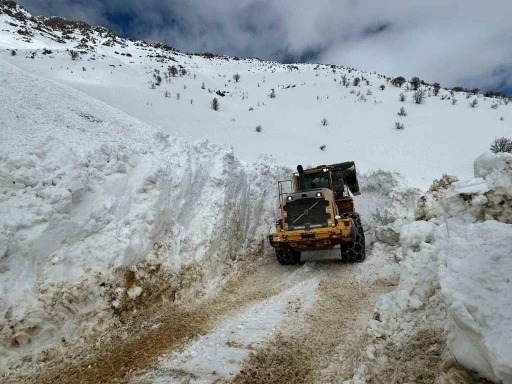 Hakkari&rsquo;de t&uuml;m k&ouml;y ve mezra yolları ulaşıma a&ccedil;ıldı
