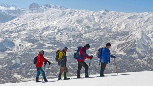Hakkari&rsquo;de Vatan Tepesi&rsquo;ne zorlu kış tırmanışı
