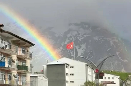 Hakkari&rsquo;de yağış sonrası g&ouml;kkuşağı g&uuml;zelliği
