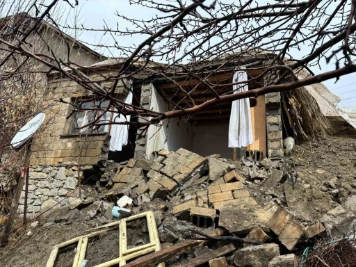 Hakkari&rsquo;de yağışlara dayanamayan ev &ccedil;&ouml;kt&uuml;
