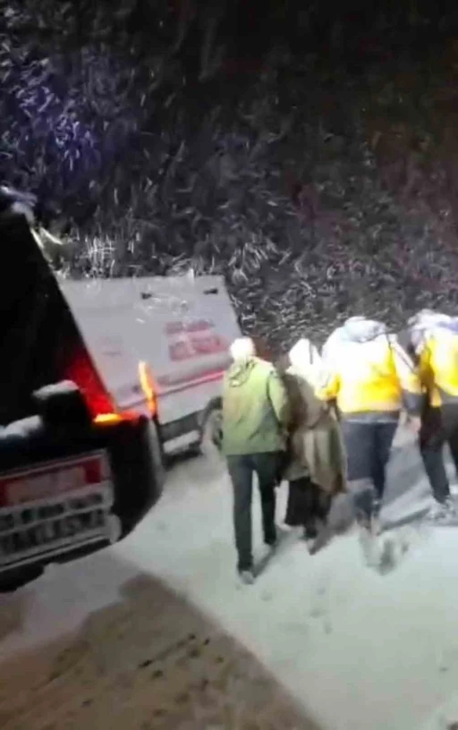 Hakkari&rsquo;de yaşam mesaisi: Kar engelini iş makineleriyle aştılar
