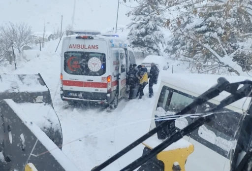 Hakkari&rsquo;de yolda kalan ambulansın imdadına ekipler yetişti
