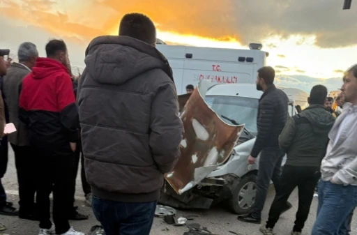 Hakkari&rsquo;de zincirleme trafik kazası: 11 yaralı
