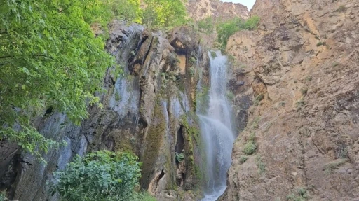 Hakkari&rsquo;deki Ava Ore Şelalesi mest ediyor
