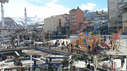 Hakkari g&uuml;neşli havayı fırsat bilenler parka akın etti
