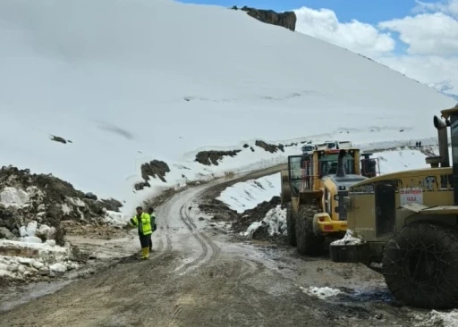 Hakkari İl &Ouml;zel İdaresi ekipleri geceyi yolda ge&ccedil;irdi
