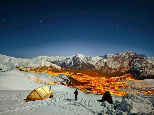 Hakkari manzarası geceye damga vurdu
