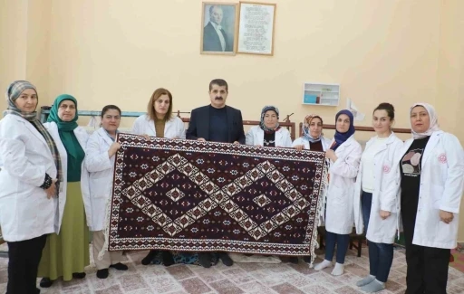 Hakkari&rsquo;nin kilimleri, k&uuml;lt&uuml;rel hafızayı g&uuml;n&uuml;m&uuml;ze taşıyor
