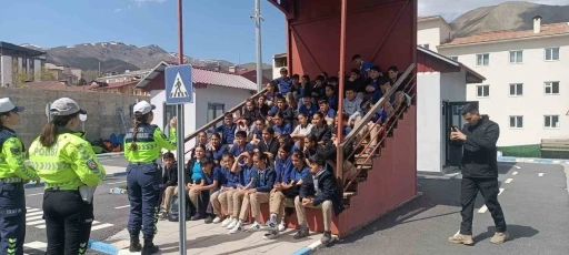 Hakkari polisinden &ccedil;ocuklara trafik eğitimi
