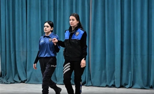 Hakkari polisinden kadın şiddetine karşı tiyatro ve sergi

