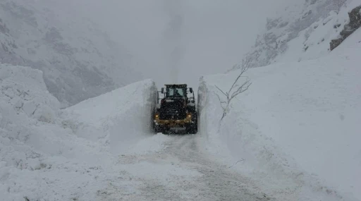 Hakkari-Şırnak kara yoluna &ccedil;ığ d&uuml;şt&uuml;
