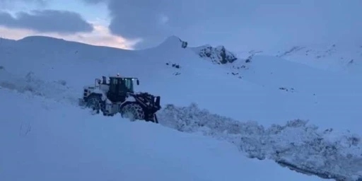 Hakkari-Şırnak karayolu yeniden ulaşıma a&ccedil;ıldı
