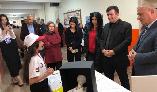Hakkari SPK Ortaokulunda TÜBİTAK 4006 Fuarı’na büyük ilgi
