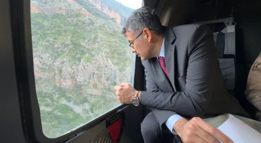 Hakkari Valisi Çelik, derede kaybolan çocuğu arama çalışmalarını havadan inceledi
