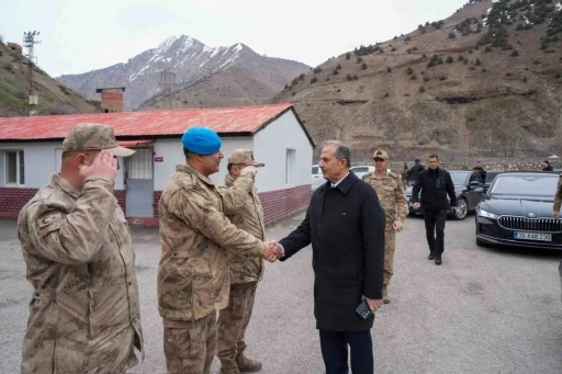 Hakkari Valisi&rsquo;nden jandarmaya moral ziyareti
