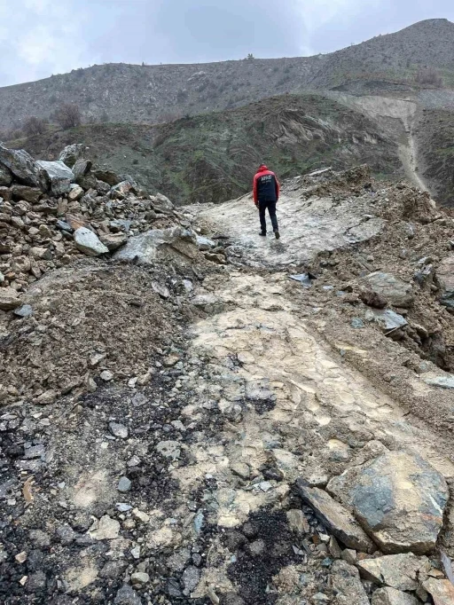Hakkari-Van kara yolunda heyelan riski devam ediyor
