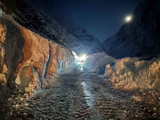 Hakkari-Van karayolu ulaşıma a&ccedil;ıldı
