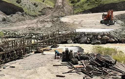 Hakkari-Van yolunda panel k&ouml;pr&uuml; &ccedil;alışması s&uuml;r&uuml;yor
