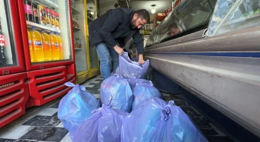 Hakkarili esnaftan vefa örneği: 30 yıllık esnaf, kalan tüm kırtasiye malzemesini 500 öğrenciye hediye etti

