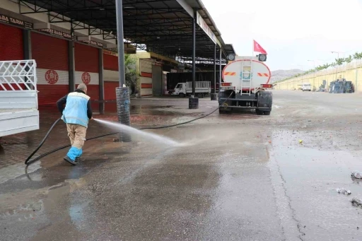 Hal pazarında kapsamlı temizlik çalışması
