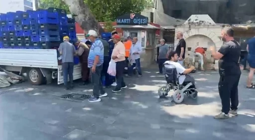 Halde alıcı bulamadığı 4 ton domatesi vatandaşlara &uuml;cretsiz dağıttı
