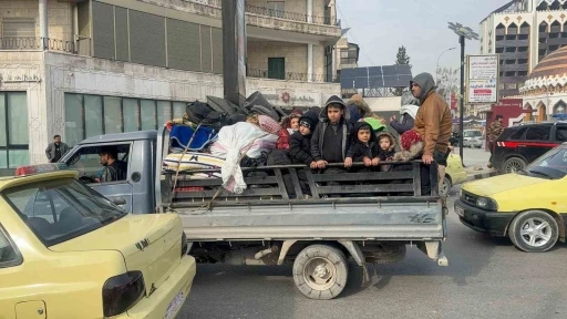 Halep&rsquo;te siviller bombaların altında tahliye ediliyor
