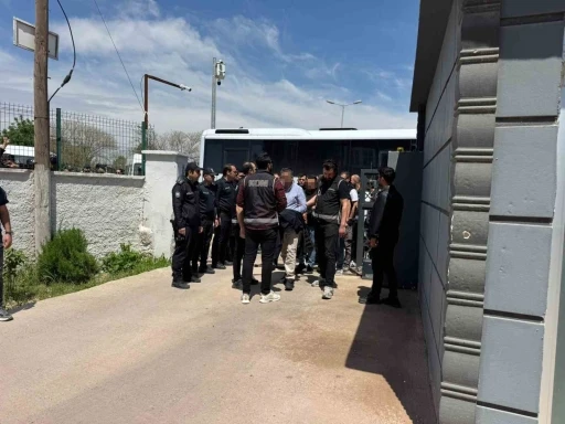 Halfeti Belediyesine operasyonda g&ouml;zaltına alınan ş&uuml;pheliler adliyeye sevk edildi
