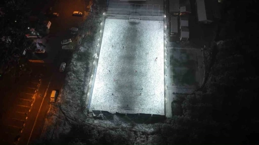 Halı saha aşkı engel tanımadı: Kar altında ma&ccedil; yaptılar
