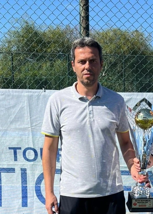 Halı sahada kalp krizi ge&ccedil;iren eski futbolcunun o anları ortaya &ccedil;ıktı
