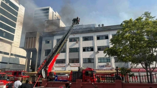 Halı Sarayı İş Merkezi&rsquo;nde yangın paniği
