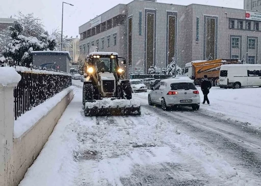 Haliliye Belediyesi ekiplerinden karla yoğun m&uuml;cadelede

