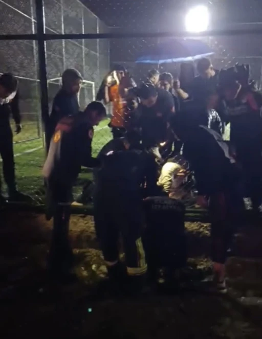 Halısahada ma&ccedil; yaparken tel koluna girdi: itfaiye ekipleri kurtardı
