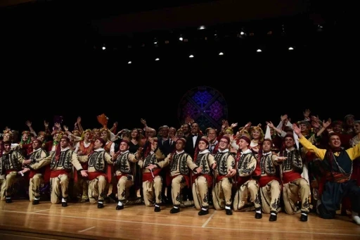 Halk Dansları Topluluğu sahnede folklor ş&ouml;leni sundu
