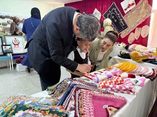 Halk Eğitim kursiyerlerinin eserleri g&ouml;r&uuml;c&uuml;ye &ccedil;ıktı
