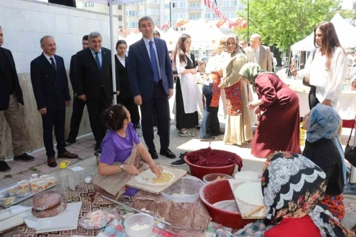 Halk Eğitim Merkezi M&uuml;d&uuml;rl&uuml;ğ&uuml;nde yıl sonu sergisi a&ccedil;ıldı
