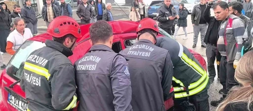 Halk otob&uuml;s&uuml; ile otomobil &ccedil;arpıştı: 4 yaralı
