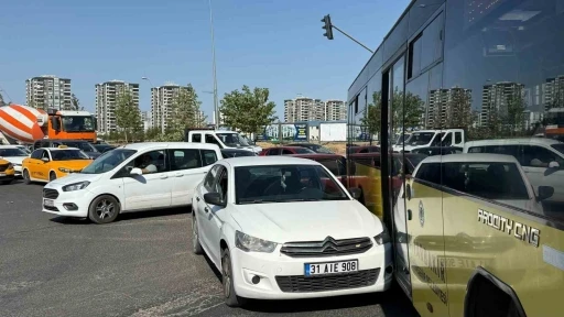 Halk otobüsü ile otomobilin çarpıştığı maddi hasarlı kazada trafik felç oldu
