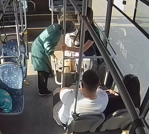 Halk otobüsü şoförü, fenalaşan yolcu için zamanla yarıştı
