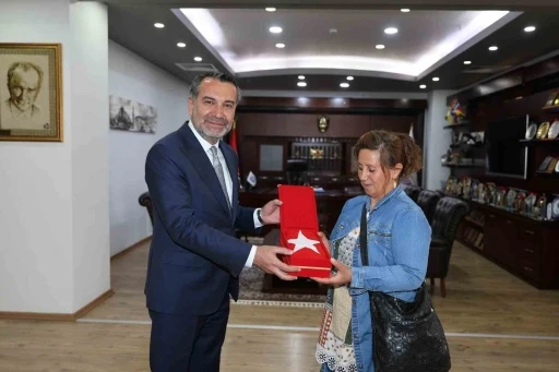 Halk otob&uuml;s&uuml;ndeki bayrağı silen kadına Başkan Şerifoğulları&rsquo;ndan anlamlı hediye
