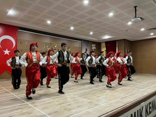 Halk oyunları gösterileri alkış aldı
