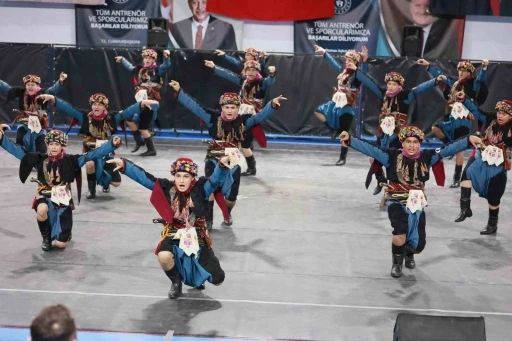 Halk oyunları ş&ouml;leni Buldan&rsquo;da izleyenleri mest etti
