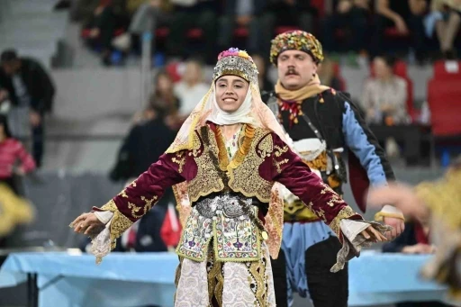 Halk oyunları yarışmasına Manisa B&uuml;y&uuml;kşehir Belediyespor damga vurdu
