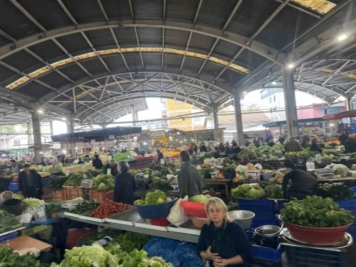 Halk pazarında fiyatlar yükseldi
