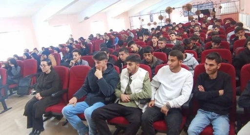 Hamur’da gençlere &quot;Hayatın ritmi namaz&quot; sunumu
