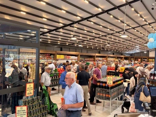 Hanımeli Y&ouml;resel Market&rsquo;in bininci m&uuml;şterisine s&uuml;rpriz hediye
