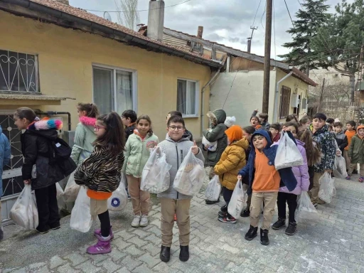 Har&ccedil;lıklarını biriktirip yaşlıların g&ouml;n&uuml;llerini ısıttılar
