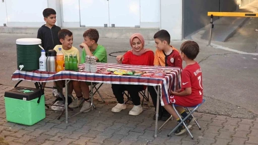Har&ccedil;lıklarını yolun kenarında kurdukları tezgahta alın teriyle kazandılar
