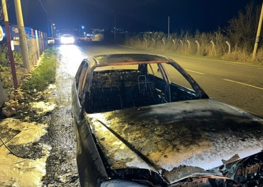 Hareket halindeyken yanan otomobil k&uuml;le d&ouml;nd&uuml;
