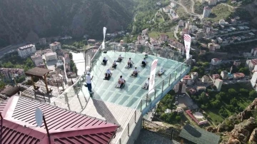 ‘Hareketlilik Yılı’nı 240 metre yükseklikte kutladılar
