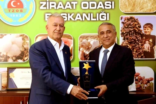 Hasan Altun&rsquo;dan, İl M&uuml;d&uuml;r&uuml; Sağlam&rsquo;a teşekk&uuml;r plaketi
